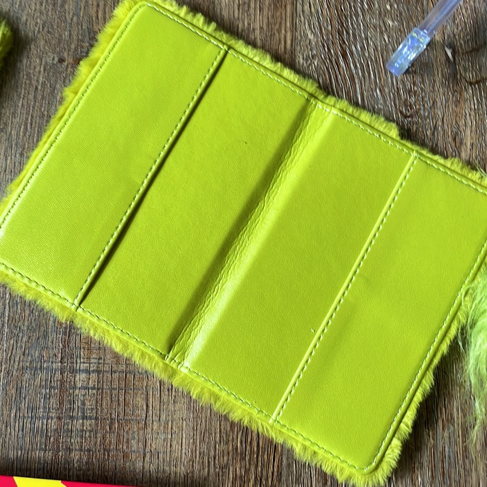Grinch Luggage Tag & Passport Cover - Picture 7 of 8